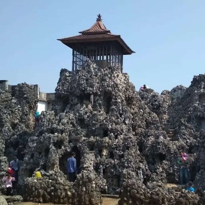 082199000_1602672278-Wisata_Situs_Gua_Sunyaragi (1)