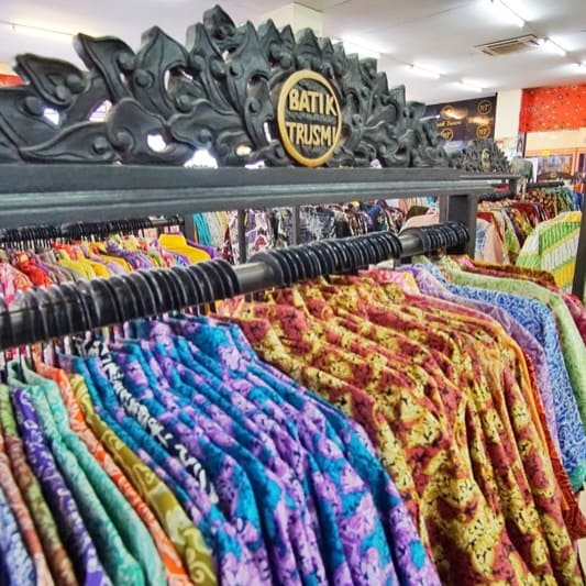 Batik-Trusmi-rak-baju (1)